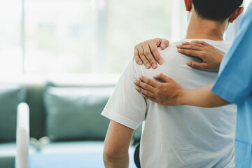 Spine and shoulder physical therapist Chiropractic Pain Treatment Patients with back pain, shoulder pain, treatment, doctor, massage therapist, office syndrome