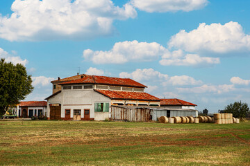 Fototapeta na wymiar old Italian farm