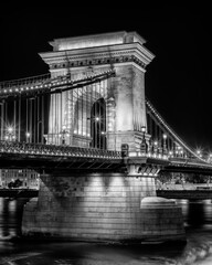 Naklejka premium Chain Bridge at the night in black & white