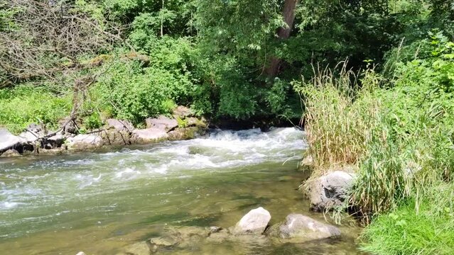 rauschendes Wildwasser, Fluss, reissend, Str&ouml;mung, Rafting, Hochwasser, &Uuml;berflutung, schnell, turbulent, Bach, Wasserfall, sog, H2O, tosend
