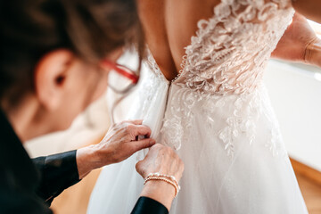 Details einer Braut beim Getting Ready