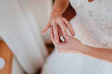 Braut zieht einen Ring an