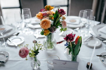 Tischdekoration für die Hochzeit