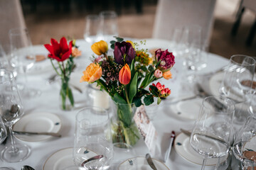 Tischdekoration für die Hochzeit