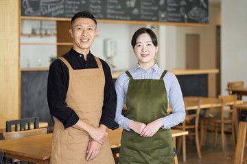 カフェの経営をするアジア人夫婦 - obrazy, fototapety, plakaty