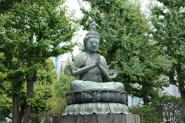 Fototapeta na wymiar Buddhas at Sensō-ji buddhist temple in Tokyo, Japan