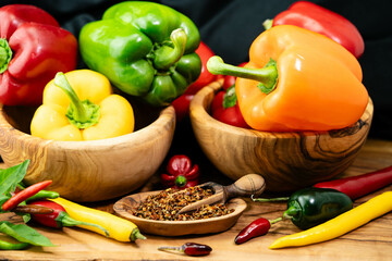 verschiedene Sorten von Chilli und Paprika