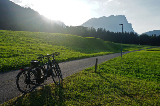 Rad fahren im Bregenzerwald bei Au; Vorarlberg; Österreich; Blick zur Kanisfluh;