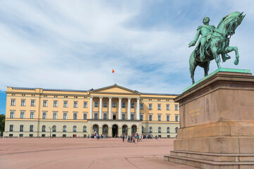 Die Reiterstatue von König Karl Johan am Königspalast in Oslo, Norwegen - 668186164