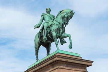 Die Reiterstatue von König Karl Johan am Königspalast in Oslo, Norwegen - 668186186