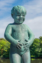 Skulptur eines kleinen nackten Jungen im Vigeland Park in Oslo, Norwegen - 668186324