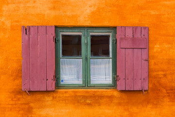 Altes Holzfenster an einer orangefarbigen Putzwand - 668186732