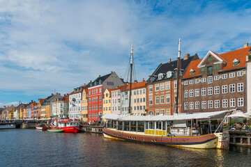 Nyhavn mit bunten Booten und Häusern im Zentrum von Kopenhagen, Dänemark - 668186948