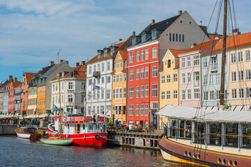 Nyhavn mit bunten Booten und Häusern im Zentrum von Kopenhagen, Dänemark - 668186972