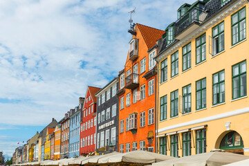 Nyhavn mit bunten Booten und Häusern im Zentrum von Kopenhagen, Dänemark - 668187123