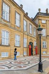 Wachmann am Palast Amalienborg in Kopenhagen, Dänemark - obrazy, fototapety, plakaty