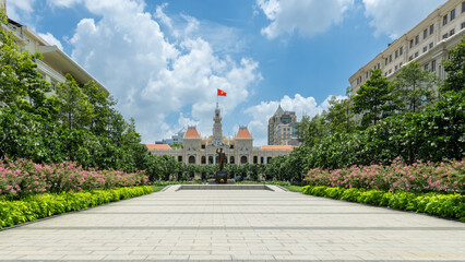Ho Chi Minh Statue and People's Committee of Ho Chi Minh City in Nguyen Hue walking street.  - obrazy, fototapety, plakaty