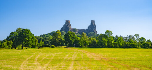 Trosky castle ruins with two towers. Sunny summer day view. Bohemian Paradise, Czech: Cesky raj, Czech Republic - obrazy, fototapety, plakaty