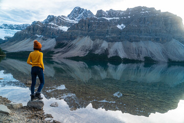 Fototapeta premium Backpackers tour Bow Lake, standing and admiring the beautiful lake and seeing the beautiful reflection of the mountains.