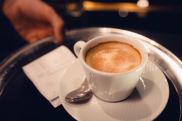 Eine Tasse Kaffe wird im Restaurant serviert