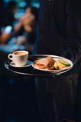 Eine Tasse Kaffe wird im Restaurant serviert