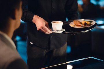 Fototapeta na wymiar Eine Tasse Kaffe wird im Restaurant serviert