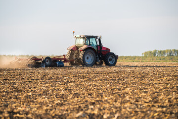 Obraz premium Farmer preparing his field in a tractor