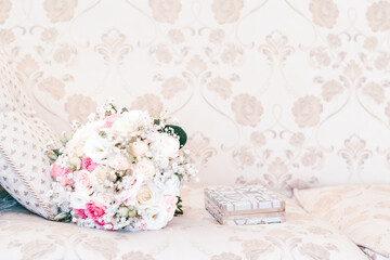 Obraz na płótnie Canvas bridal bouquet nad white gift box are on sofa