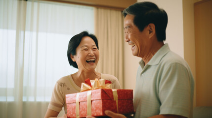 笑顔でプレゼントを交換する中高年カップル