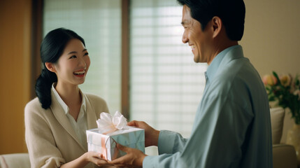 Fototapeta premium 笑顔でプレゼントを交換する親子