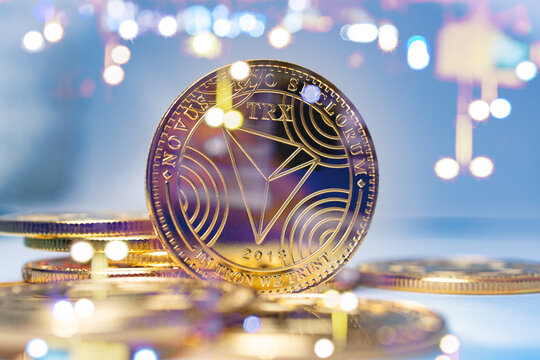 Criptomonedas y tecnolog&iacute;a.
Monedas de oro TRX Tron sobre fondo futurista y abstracto. Concepto de finanzas e inversi&oacute;n.