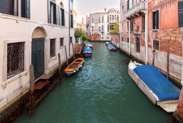 Fototapeta na wymiar Venice. Old houses over the canal.