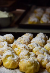 Fluffige Profiterole, Windbeutel mit Vanillecreme und Staubzucker. hausgemachte Nachspeise als Dessert