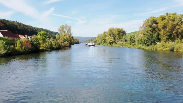 Drohnenvideo von Hafenlohr mit Flug über den Main bei der Vorbeifahrt eines Flussfrachtschiff. Hafenlohr, Unterfranken, Bayern, Deutschland.