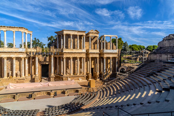 Obraz premium Granite stands and part of the stage of the Roman Theater of Mérida with the scaffolding, spotlights, stage and chairs placed under the stands prepared for the International Classical Theater Festival