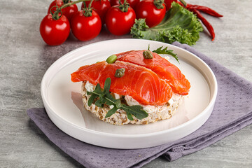 Crispy bread with salmon and cream cheese