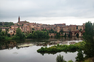 Fototapeta na wymiar Architecture of the city of Albi in France and the river Tarn