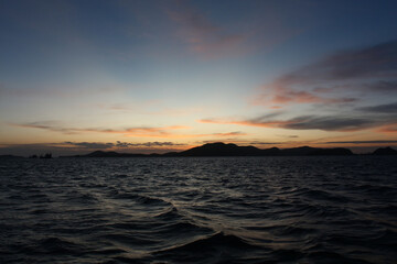 Obraz premium Sea on a winter morning with strong winds and the rays of the morning sun on the horizon.
