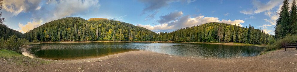 Picturesque lake in the autumn forest. Mountain Lake Synevyr in Carpathian, Ukraine. Panorama. - obrazy, fototapety, plakaty
