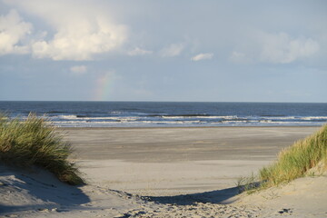 Blick vom Strandübergang am Prins Bernhardweg auf Schiermonnikoog auf den Strand und die Nordsee.
