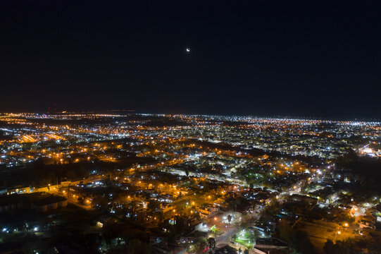 foto aérea de San Juan con Luna creciente