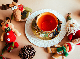 Vista de arriba taza de té y adornos navideños