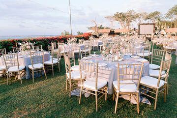 Fototapeta na wymiar elegantly decorated table at a wedding reception with beautiful sunset