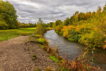 Flusslandschaft im Herbst