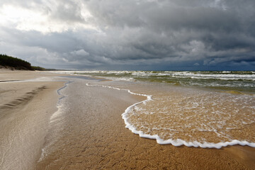 Brandung am einsamen Strand