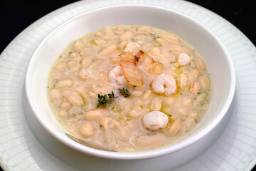 Italian food recipes. Cannellini beans and shrimps soup