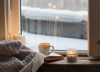 雪景色を眺めながらカフェでリラックス読書タイムイメージ - obrazy, fototapety, plakaty