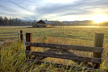 Landscape photo of barn in field.