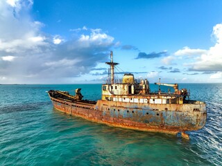 La Famille Express, the 1992 shipwreck, now a famous landmark off Long Bay Beach in Turks & Caicos. - obrazy, fototapety, plakaty