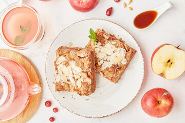 Close up of apple pie, aesthetic food - cranberry tea in glass kettle. Apple pie dessert with apples and honey.